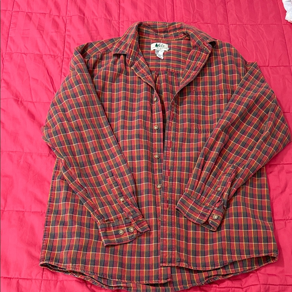 Vintage men’s REI 100% cotton button down shirt.